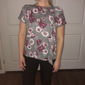 🌸 Banana Republic Gray Floral Top with Ruffle